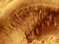 Foto del bordo di uno dei crateri da impatto di Marte