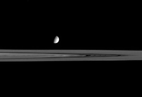 Foto  in colori reali di Encelado e dell'anello B, l'anello E è troppo tenue per essere visibile in questa Cassini 