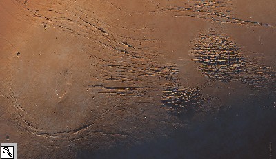 Foto dell'Alba Mons in cui si vedono l'Alba Patera, la caldera, e le fossa Alba e Tantalus a destra