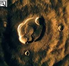 Foto in cui si vedono sia le caldere sovrapposte che i due crateri da impatto vicino alla cima del vulcano