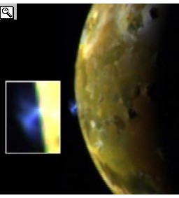 Immagine dell'eruzione del vulcano Ra e dettaglio del Ra Patera prese dalla sonda Galileo