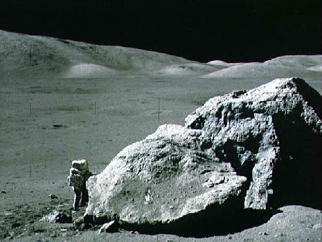Un'astronauta dell'Apollo 17 di fianco al masso denominato Taurus-Littrow, nel Mare Serenitatis