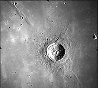 Foto della Dorsum Zirkel, l'increspatura in alto a sinistra, al centro si vede il cratere Lambert