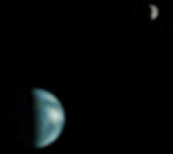 Foto della Terra e della Luna presa dalla Mars Global Surveyor l'8 maggio 2003.