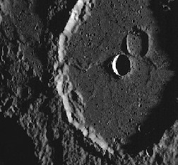 Il cratere Machaut fotografato nel 2008 dalla sonda Messenger; il fondo del cratere, largo 100 km, è pieno di lava solidificata 