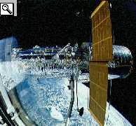 il Telescopio in fase di uscita dallo shuttle Discovery (foto NASA)