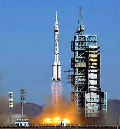 Il lancio del vettore Lunga Marcia con a bordo la Shenzhou 5