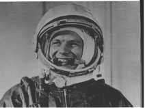 Yuri Gagarin prima di entrare nella Vostok 1