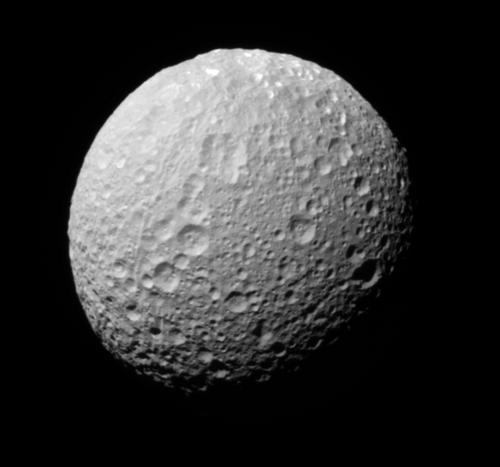 Emisfero sud di Mimas, è opposto a Saturno
