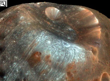 Il cratere Stickney fotografato il 10 aprile 2008 dalla Mars Reconaissace Orbiter