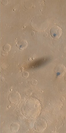 Foto della Mars Global Surveyor che mostra l'ombra su Marte di un transito di Fobos