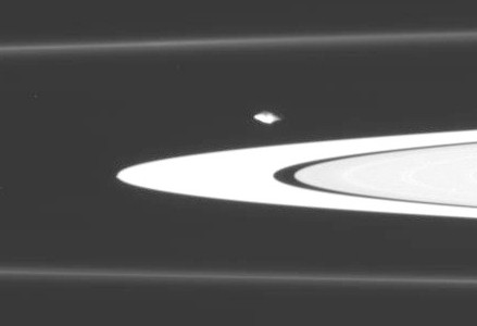 Foto della Cassini di Atlante in mezzo agli anelli A ed F