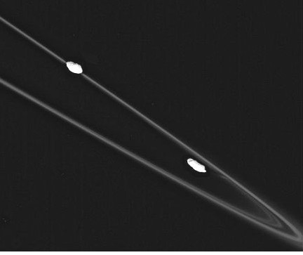 Immagine dell'anello F e dei satelliti Prometeo e Pandora (al suo interno) che lo delimitano