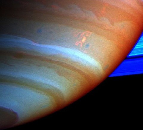 Le fascie colorate dell'atmosfera come appaiono nel vicino infrarosso; si vede una macchia bianca denominata Dragone